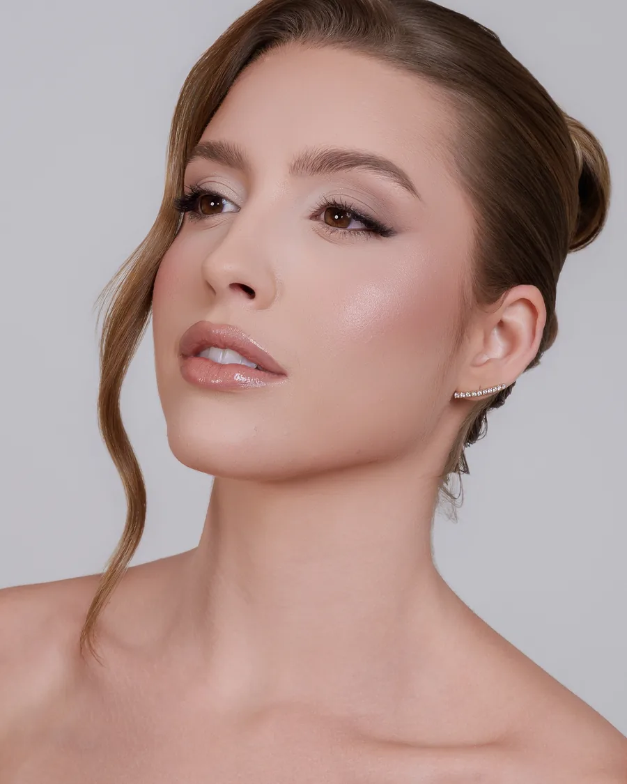 Noiva de perfil com a mão no rosto