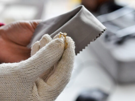 Como limpar aliança de ouro e conservá-la com brilho por mais tempo